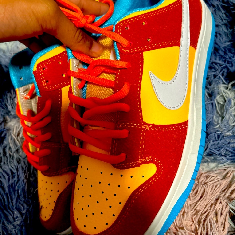 I am selling ‘Bart Simpson’dunks ,their a size 7.5, the main colors red & yellow